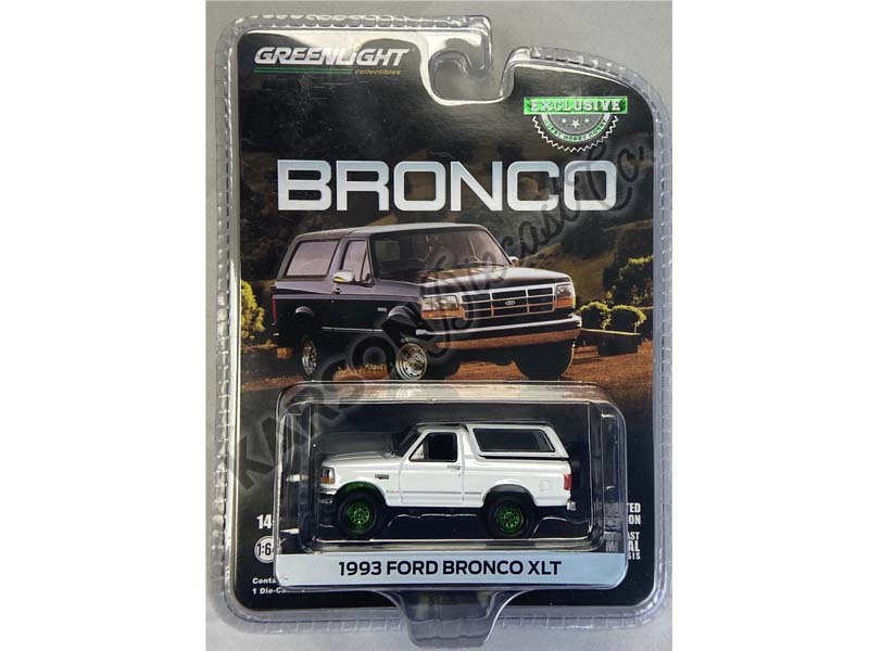 CHASE 1993 Ford Bronco XLT Oxford White (Hobby Exclusive) Diecast 1:64 Scale Model - Greenlight 30452