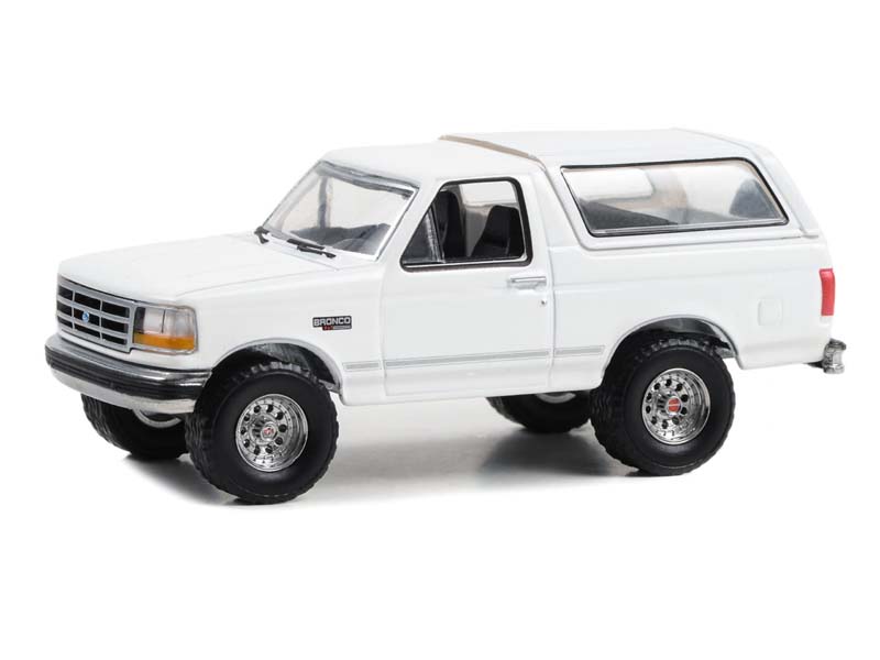 CHASE 1993 Ford Bronco XLT Oxford White (Hobby Exclusive) Diecast 1:64 Scale Model - Greenlight 30452