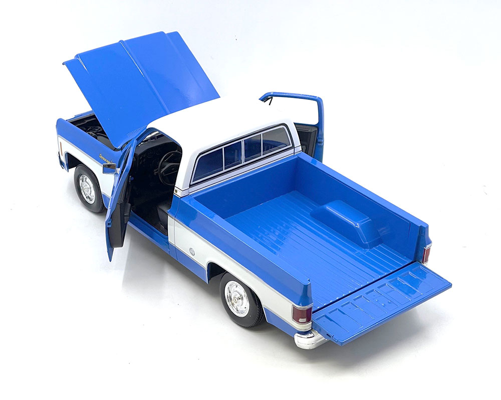 1974 Chevrolet C10 Cheyenne Super – Blue White Two Tone Diecast 1:18 Scale Model - Maisto 31467BL