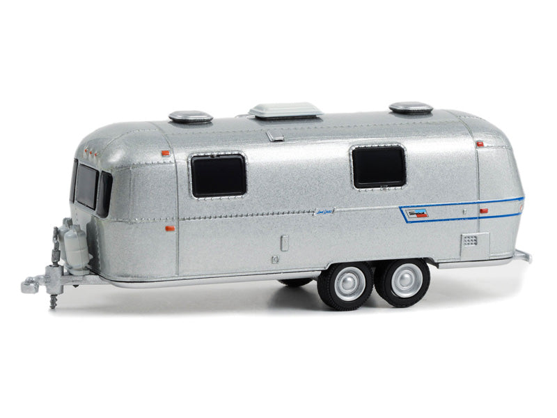 CHASE 1973 Airstream Ambassador International Land Yacht (Hitched Homes Series 14) Diecast 1:64 Scale Model - Greenlight 34140E