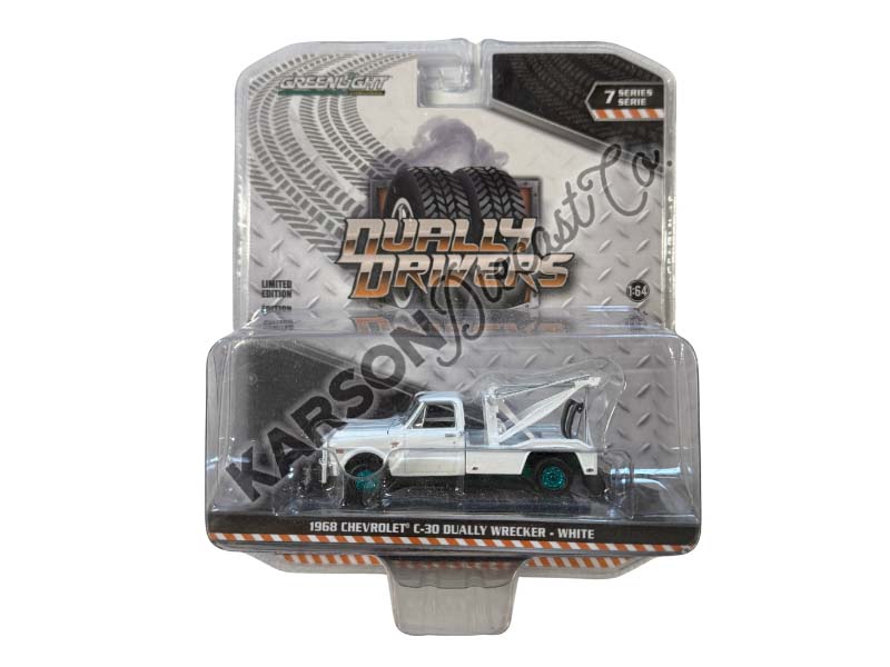CHASE 1968 Chevrolet C-30 Dually Wrecker - White (Dually Drivers Series 7) Diecast 1:64 Model - Greenlight 46070A