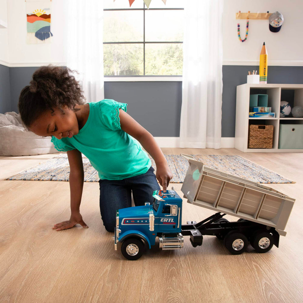 Peterbilt Model 367 Dump Truck (Big Farm) 1:16 Scale Model - ERTL 47602