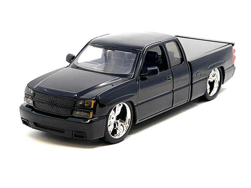 2006 Chevrolet Silverado Extended Cab Custom – Black Diecast 1:25 Scale Model - Motormax 79039BK