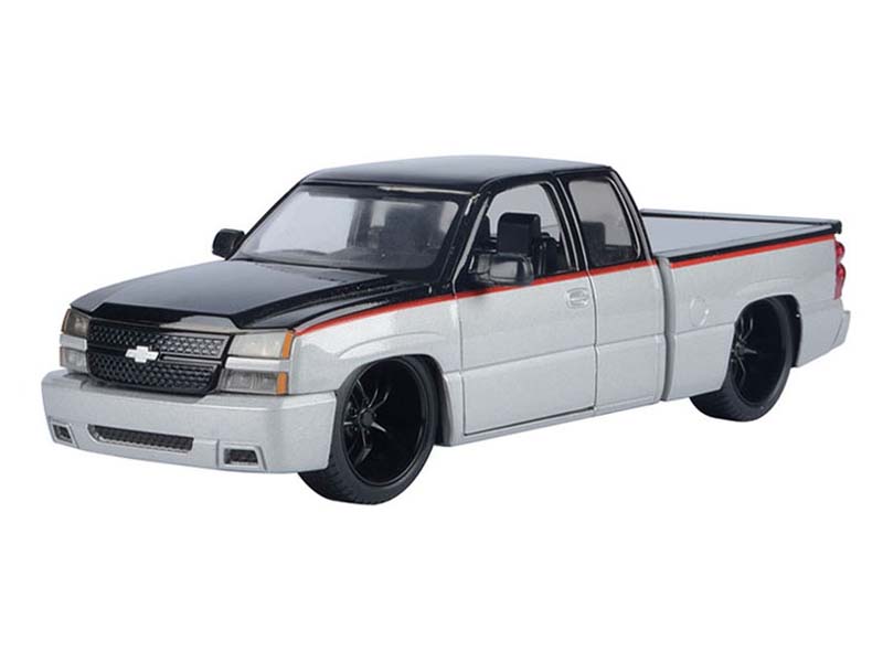 2006 Chevrolet Silverado Extended Cab Custom – Silver w/ Black Two-Tone Diecast 1:25 Scale Model - Motormax 79039SLBK