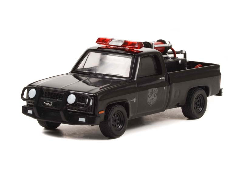 1982 Chevrolet K20 Scottsdale - Fire Department w/ Fire Equipment, Hose and Tank (Black Bandit) Series 26 Diecast 1:64 Model - Greenlight 28090C